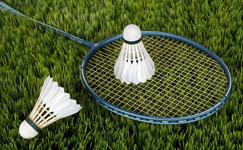 Badminton-Training Aufschlag in der Halle